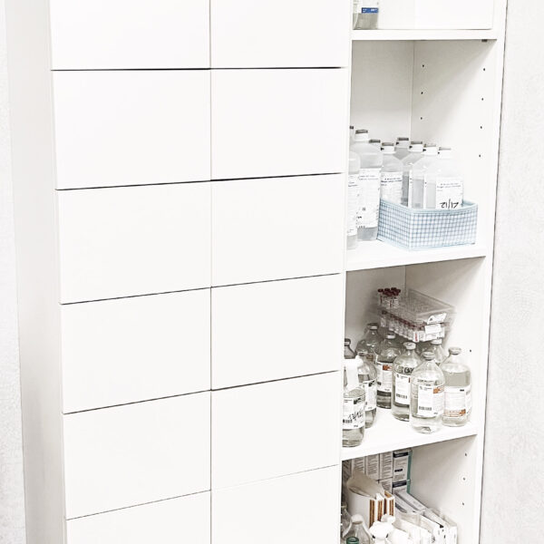 Armadio farmacia sospeso